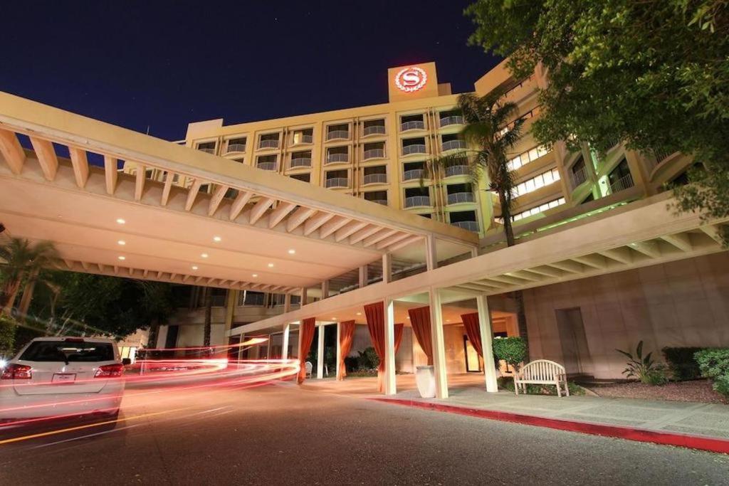 Sheraton Crescent Hotel Phoenix Exterior photo
